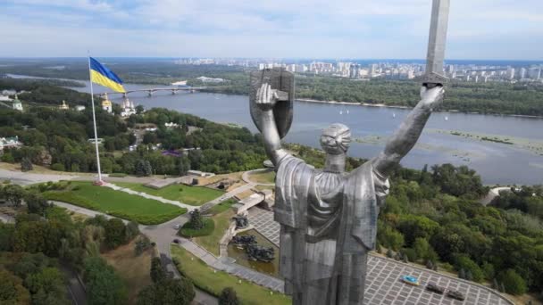 Moderlandsmonumentet i Kiev, Ukraina på dagen. Flygbild — Stockvideo
