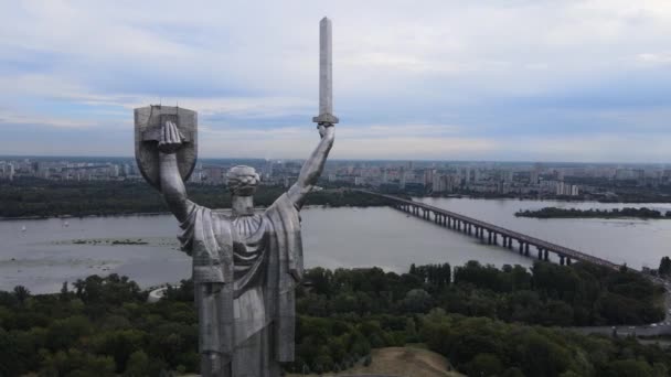 Памятник Родине в Киеве, Украина днем. Вид с воздуха — стоковое видео