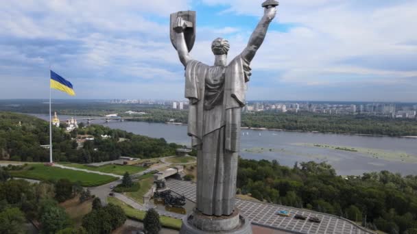 ウクライナのキエフにある祖国記念碑。空中風景 — ストック動画
