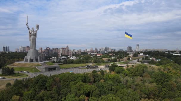 Памятник Родине в Киеве, Украина днем. Вид с воздуха — стоковое видео