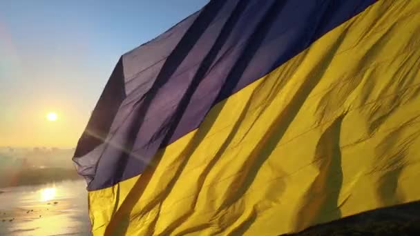 Bandeira ucraniana de manhã ao amanhecer. Aéreo. Kiev. Ucrânia — Vídeo de Stock