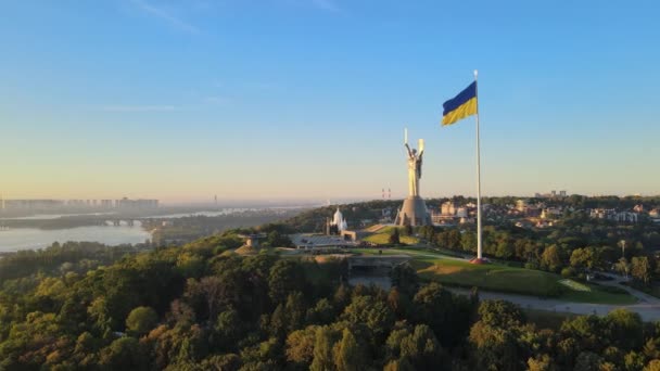 Ukrainska flaggan på morgonen i gryningen. Flygplan. Kiev. Ukraina — Stockvideo