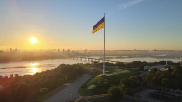 Украинский флаг утром на рассвете. Воздушный. Киев. Украина — стоковое видео