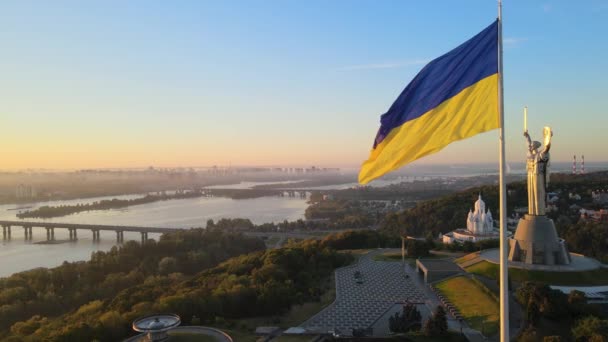 우크라이나 국기가 새벽에 울렸습니다. 공중에서요. 키프. 우크라이나 — 비디오