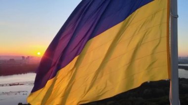 Sabahın köründe Ukrayna bayrağı. Havadan. Kyiv. Ukrayna