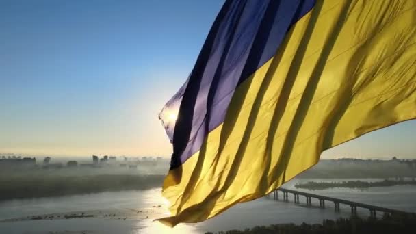 Bandeira ucraniana de manhã ao amanhecer. Aéreo. Kiev. Ucrânia — Vídeo de Stock