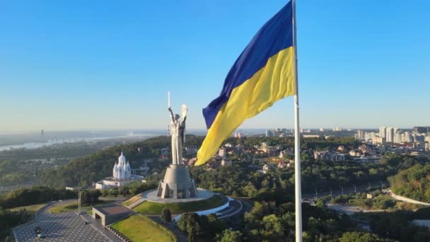 Ukrajinská vlajka ráno za úsvitu. Letecký. Kyjev. Ukrajina — Stock video