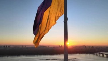 Sabahın köründe Ukrayna bayrağı. Havadan. Kyiv. Ukrayna