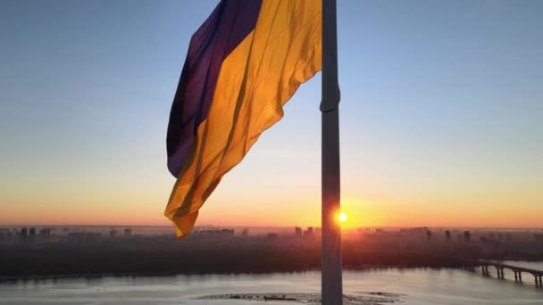 Bandera de Ucrania por la mañana al amanecer. Aérea. Kiev. Ucrania — Vídeos de Stock