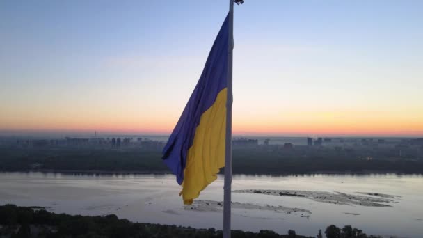 Ukrajinská vlajka ráno za úsvitu. Letecký. Kyjev. Ukrajina — Stock video