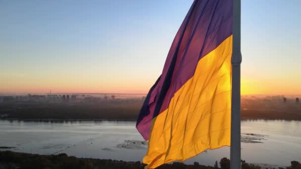 Oekraïense vlag in de ochtend bij dageraad. Luchtfoto. Kiev. Oekraïne — Stockvideo
