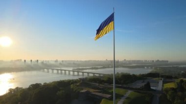 Sabahın köründe Ukrayna bayrağı. Havadan. Kyiv. Ukrayna
