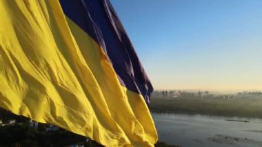 Sabahın köründe Ukrayna bayrağı. Havadan. Kyiv. Ukrayna