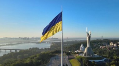 Sabahın köründe Ukrayna bayrağı. Havadan. Kyiv. Ukrayna