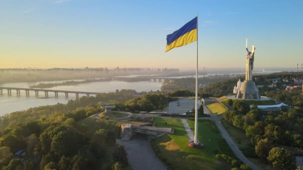 夜明けには午前中にウクライナの旗。空中だ。キエフ。ウクライナ — ストック動画