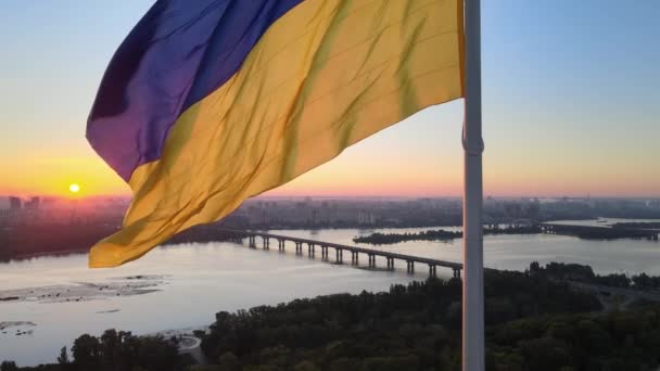 Bandeira ucraniana de manhã ao amanhecer. Aéreo. Kiev. Ucrânia — Vídeo de Stock
