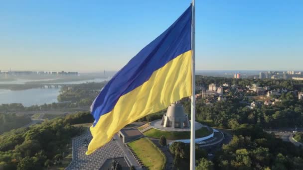 Ukrainische Flagge am Morgen im Morgengrauen. Antenne. Kiew. Ukraine — Stockvideo