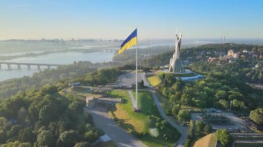 Sabahın köründe Ukrayna bayrağı. Havadan. Kyiv. Ukrayna