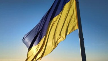 Sabahın köründe Ukrayna bayrağı. Havadan. Kyiv. Ukrayna