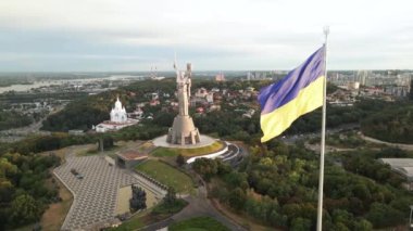Kyiv - Ukrayna 'nın gündüz bayrağı. Hava görüntüsü. Kiev