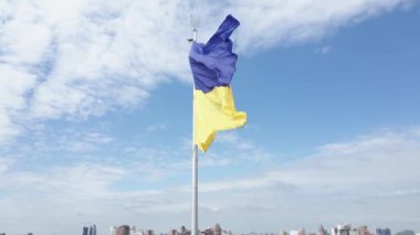 Kyiv - Ukrayna 'nın gündüz bayrağı. Hava görüntüsü. Kiev