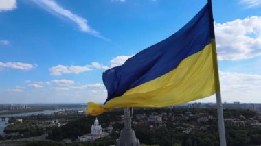 Kyiv - Ukrayna 'nın gündüz bayrağı. Hava görüntüsü. Kiev