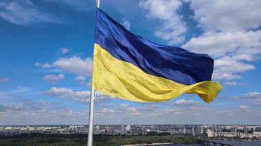 Kyiv - Ukrayna 'nın gündüz bayrağı. Hava görüntüsü. Kiev