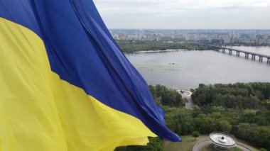 Kyiv - Ukrayna 'nın gündüz bayrağı. Hava görüntüsü. Kiev
