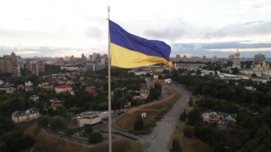 Kyiv - Ukrayna 'nın gündüz bayrağı. Hava görüntüsü. Kiev
