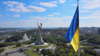 Kyiv - Ukrayna 'nın gündüz bayrağı. Hava görüntüsü. Kiev