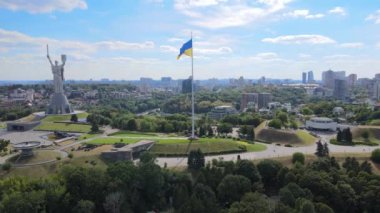 Kyiv - Ukrayna 'nın gündüz bayrağı. Hava görüntüsü. Kiev