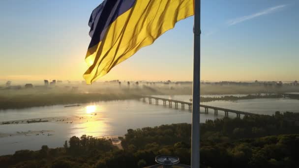 Bandera de Ucrania por la mañana al amanecer. Aérea. Kiev. Ucrania — Vídeos de Stock