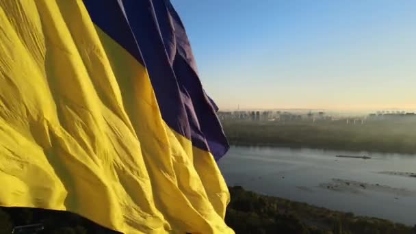 Oekraïense vlag in de ochtend bij dageraad. Luchtfoto. Kiev. Oekraïne — Stockvideo