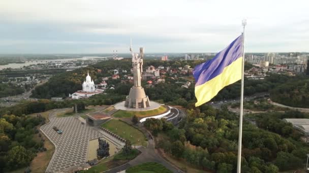 Київ - Національний прапор України вдень. Вид з повітря. Київ — стокове відео