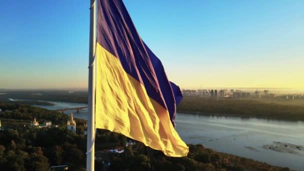 Kyiv - Ukrainas nasjonalflagg om dagen. Flybilde. Kiev – stockvideo