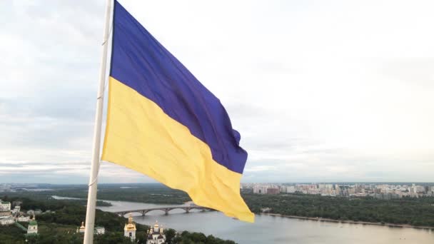 Kiev - Drapeau national de l'Ukraine le jour. Vue aérienne. Kiev — Video