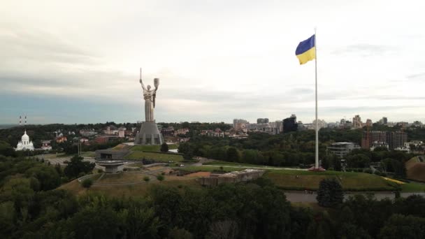 Kijów - flaga narodowa Ukrainy w dzień. Widok z lotu ptaka. Kijów — Wideo stockowe