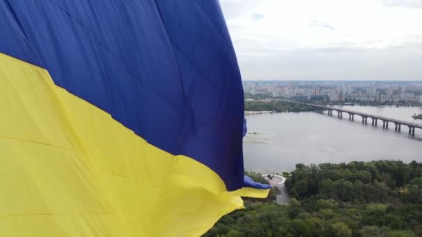 Kiev - Nationell flagga Ukraina på dagen. Flygfoto. Kiev — Stockvideo