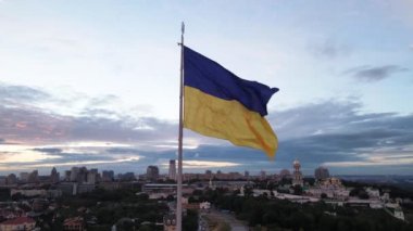 Kyiv - Ukrayna 'nın gündüz bayrağı. Hava görüntüsü. Kiev
