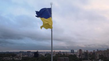 Kyiv - Ukrayna 'nın gündüz bayrağı. Hava görüntüsü. Kiev