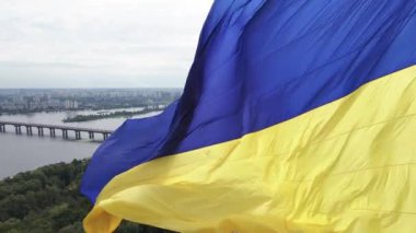 Kyiv - Ukrayna 'nın gündüz bayrağı. Hava görüntüsü. Kiev