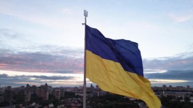 Kyiv - Ukrayna 'nın gündüz bayrağı. Hava görüntüsü. Kiev