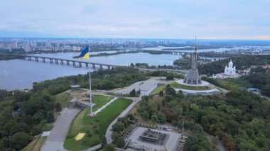 Kyiv - Ukrayna 'nın gündüz bayrağı. Hava görüntüsü. Kiev
