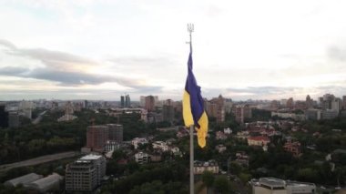 Kyiv - Ukrayna 'nın gündüz bayrağı. Hava görüntüsü. Kiev