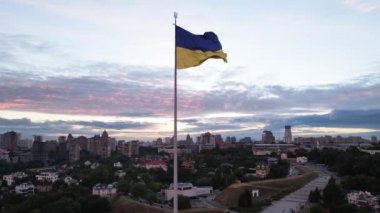 Kyiv - Ukrayna 'nın gündüz bayrağı. Hava görüntüsü. Kiev