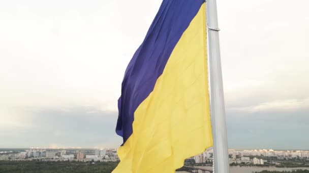Kiev - Bandeira nacional da Ucrânia por dia. Vista aérea. Kiev — Vídeo de Stock
