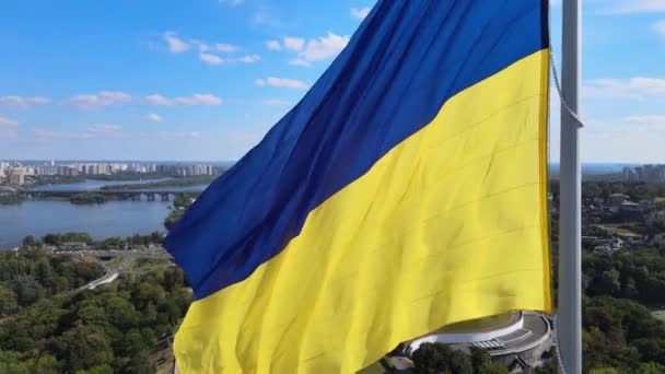 Kijów - flaga narodowa Ukrainy w dzień. Widok z lotu ptaka. Kijów — Wideo stockowe