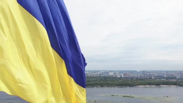 Kiew - Nationalflagge der Ukraine bei Tag. Luftaufnahme. Kiew — Stockvideo