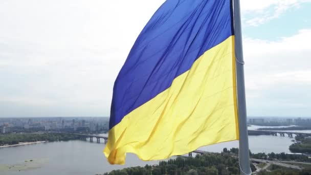 Kiev - Drapeau national de l'Ukraine le jour. Vue aérienne. Kiev — Video