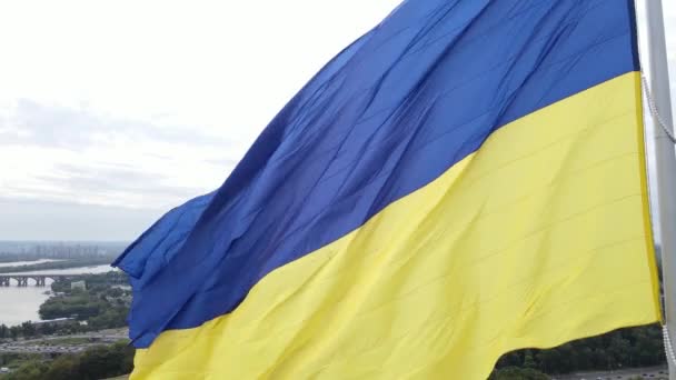 キエフ-ウクライナの国旗。空中展望。キエフ — ストック動画